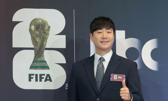 포즈 취하는 배성재 캐스터