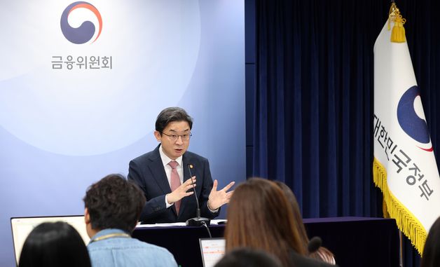 이억원, 수요자 중심 대출 규제 등 가계부채 리스크 적극 관리