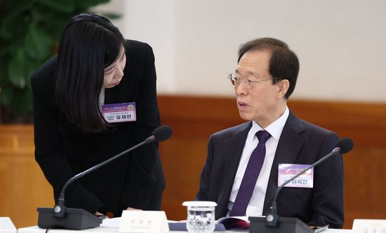 대화하는 이석연 국민통합위원장