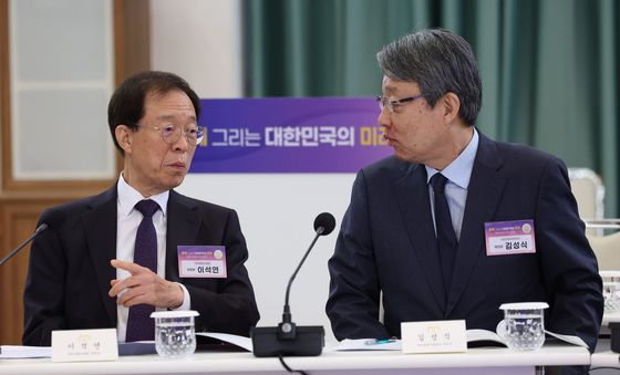 대화하는 이석연 국민통합위원장과 김성식 국민경제자문회의 부의장