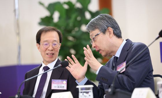 대화하는 이석연 위원장과 김성식 부의장