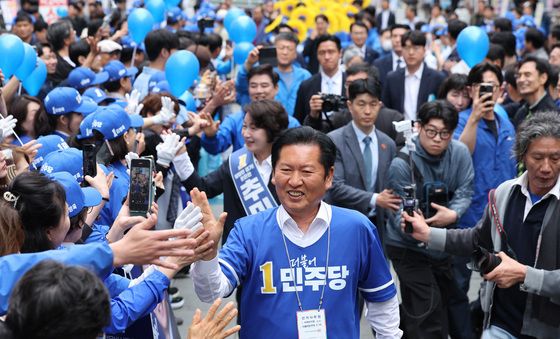 유세 입장하는 정청래·추미애