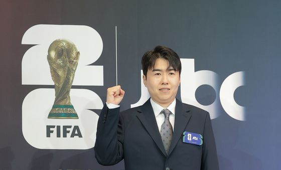 포즈 취하는 김환 해설위원