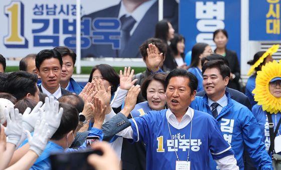하이파이브 하며 입장하는 정청래·추미애·김병욱