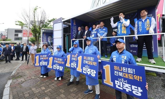 출정식에서 지지 호소하는 이원택 후보