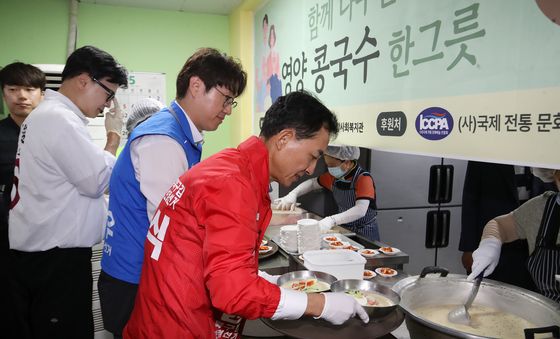 콩국수 나눔 봉사하는 부산 북갑 후보들