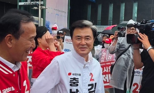 인사하는 김태흠 충남지사 후보