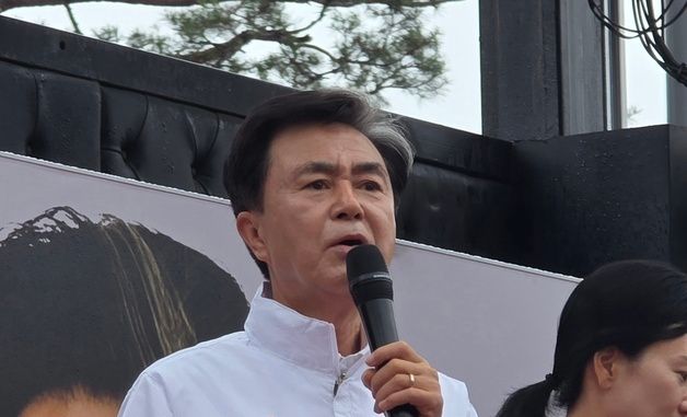 인사하는 국민의힘 김태흠 충남지사 후보