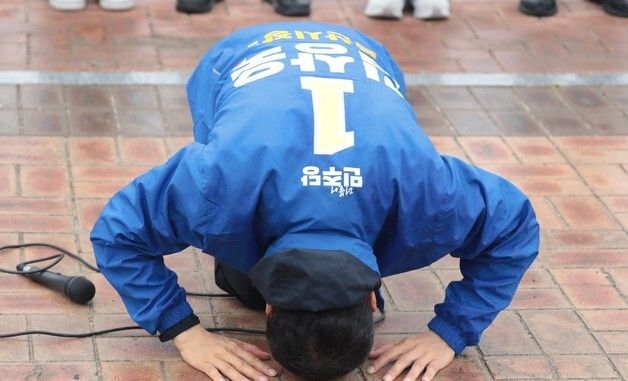 절하는 김상욱