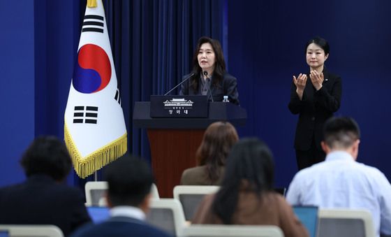 현안 브리핑 하는 강유정 수석대변인