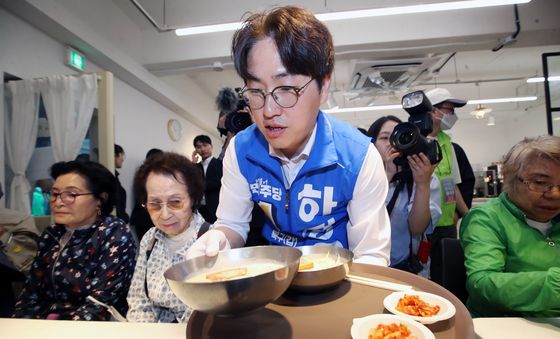 하정우 후보, 콩국수 나눔 봉사하며 지지 호소