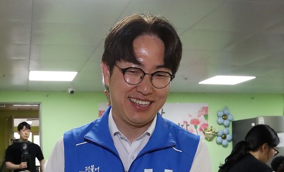 공식 선거운동 첫날, 콩국수 나눔 봉사하는 하정우 후보