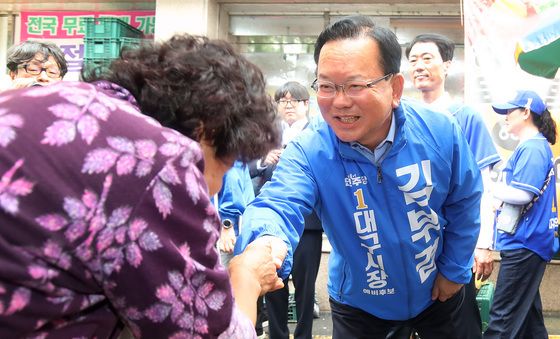 시민과 인사 나누는 김부겸