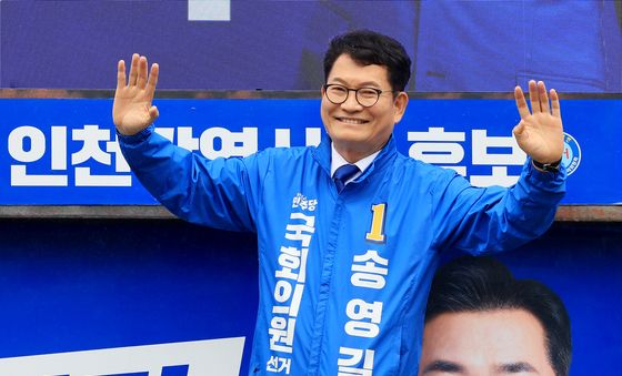 유권자들에게 인사하는 송영길 후보
