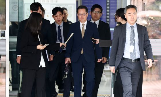 법원 나서는 '내란선전 혐의' 이은우 전 한국정책방송원장