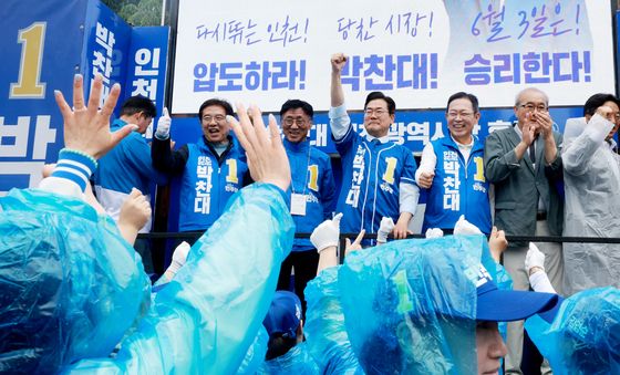 유권자들에게 지지호소하는 박찬대 인천시장 후보