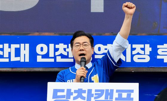 유권자들에게 지지호소하는 박찬대 후보