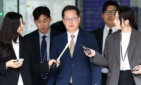 취재진 질문에 답변하는 이은우 전 KTV 원장