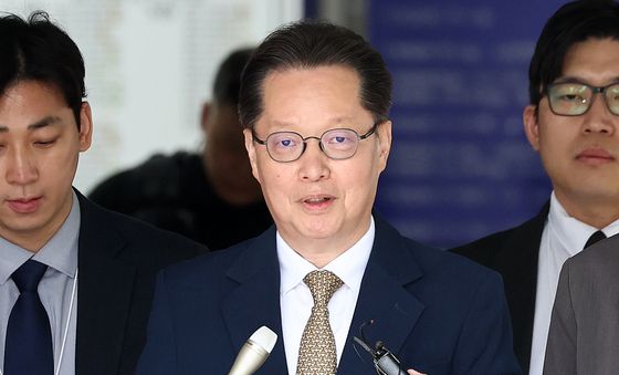 법원 나서는 '내란선전 혐의' 이은우 전 KTV 원장