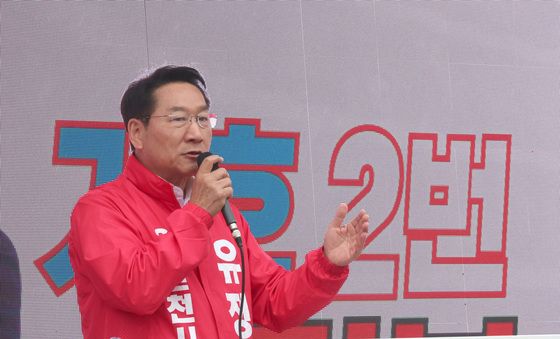 시민들에게 지지호소하는 유정복 후보