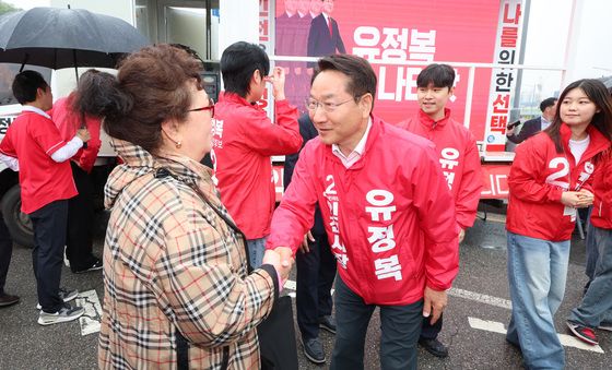 지지자와 인사하는 유정복 인천시장 후보
