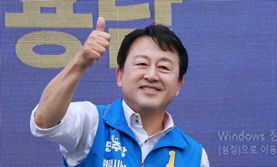 선거운동하는 김용남 민주당 경기평택을 후보