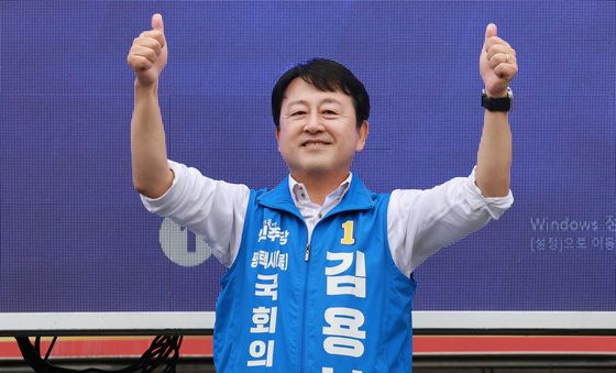 선거운동 출정식 갖는 김용남 후보