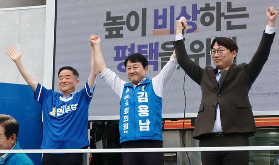 손 번쩍 올린 김용남 민주당 후보