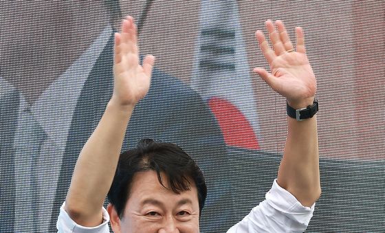 손을 흔드는 김용남 후보