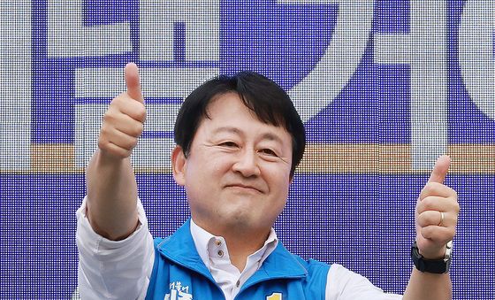 선거운동하는 김용남 민주당 후보