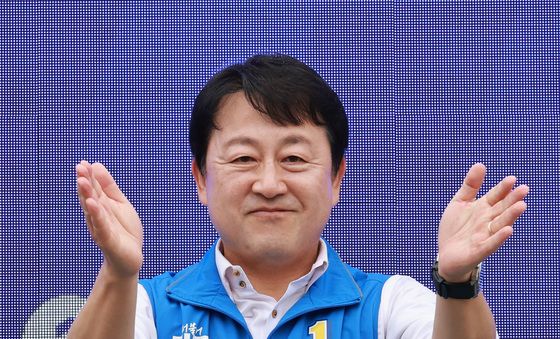 박수 치는 김용남 민주당 후보