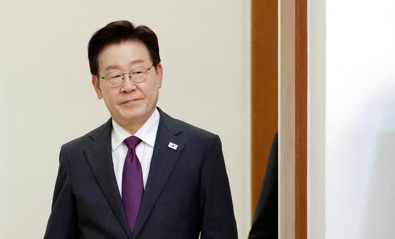수석보좌관회의 참석하는 이재명 대통령