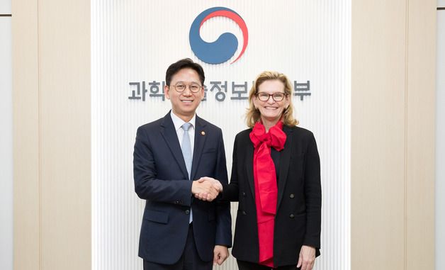 국제전기통신연합 사무총장과 악수하는 배경훈 부총리