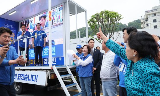 정청래에게 엄지 치켜세우는 배우 전원주