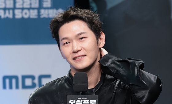 취재진 질문에 답하는 이학주