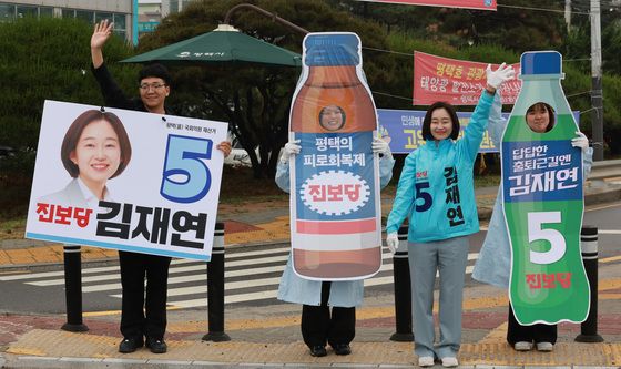 시민들에게 지지 호소하는 김재연 후보