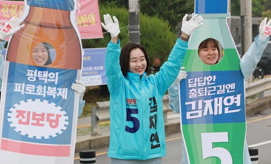 거리서 지지호소하는 김재연 진보당 후보