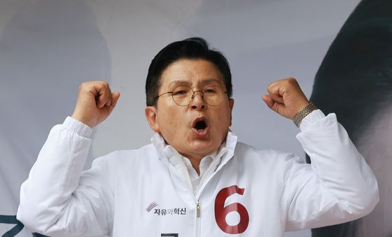 두 손 번쩍 든 황교안 후보