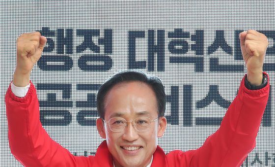 추경호, 손 번쩍