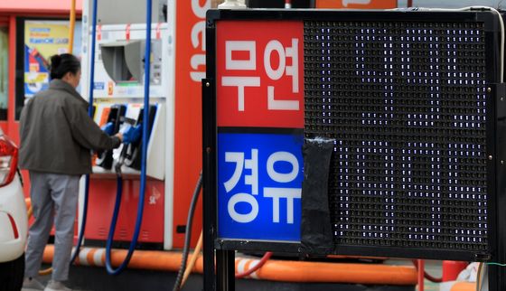 정부, 유류세 인하 7월까지 연장한다