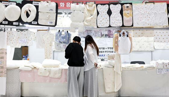 육아 제품 살펴보는 예비 부모