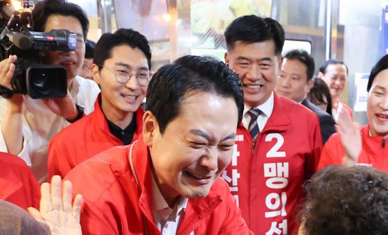 상인들 지지에 미소짓는 장동혁 대표
