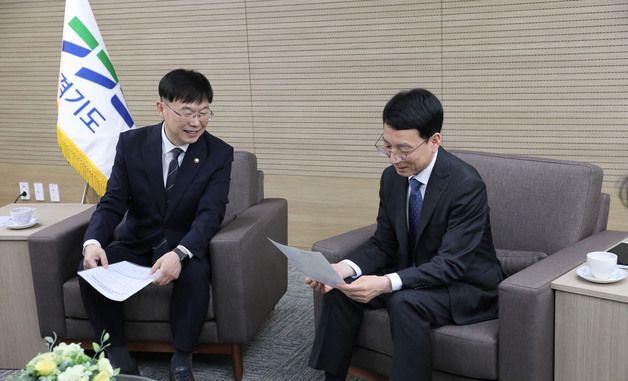 김성중 경기도 부지사와 환담 나누는 안형준 국가데이터처장