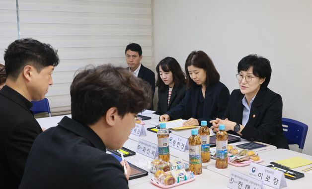발언하는 원민경 장관