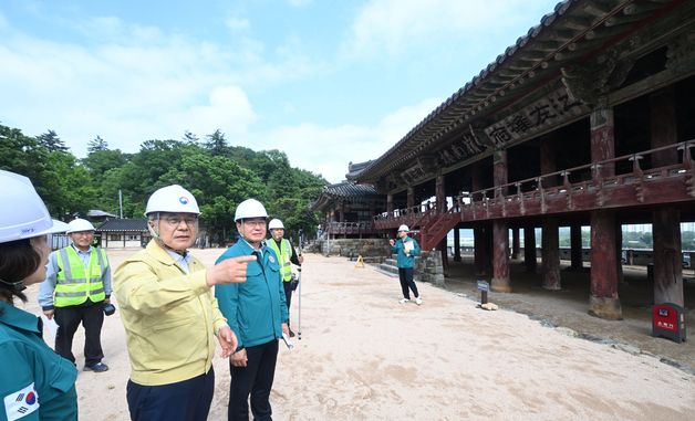 영남루 안전점검하는 허민 국가유산청장
