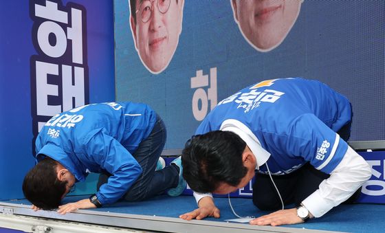 유권자들에게 큰절하는 정청래 대표와 허태정 후보