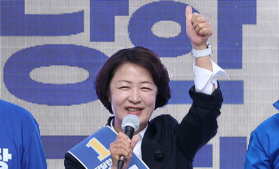추미애 '엄지 척'