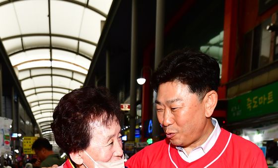 상인과 얘기나누는 박용선 포항시장 후보