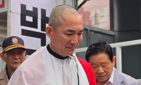 삭발 후 어머니와 손 잡는 박민식 후보