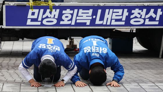 큰절하는 정청래 대표